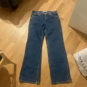 De populära jeansen från nakd i en superfin mörkblå färg i storlek 34. Originalpris 699kr, pris kan diskuteras :)