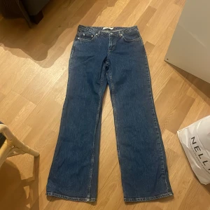 Na-kd jeans - De populära jeansen från nakd i en superfin mörkblå färg i storlek 34. Originalpris 699kr, pris kan diskuteras :)