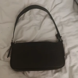 Hej säljer denna väskan Användaren på detta konto bestämmer frakt  - Denna väskan är svart o har ett axel band  50 kr plus frakt 