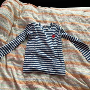 Play tröja  - Jätte fin comme des Garçons play tröja
