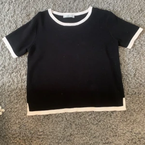 Stickad T-shirt  - Fin stickad T-shirt i fint skick💕