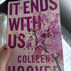 It ends with us  - En så så bra bok, om du inte har läst den är det ett MÅSTE. Jag hade gjort allt för att läsa den igen för första gången! Den innehåller allt från kärlek, svek, spänning och sorg.  Boken är i bra skick! 