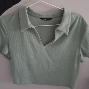 T-shirt grön - Super fin grön T-shirt från shein aldrig använd kort