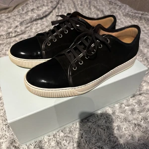 Lanvin - Skick 9/10 Köpt ifrån Care Of Carl, kvitto medföljer  Skriv för mer bilder och info. Inga byten.