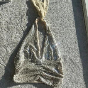 Fest topp - Super fin fest topp från Gina tricot! (Första bilden är lånad! Skriv för egna bilder💕)