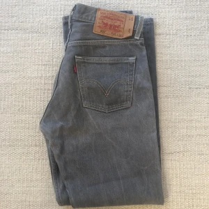Levis 501 30/32 - Säljer dessa Riktigt snygga gråa Levis 501, använda men i riktigt bra skick 8/10. Nypris 1099, köp för 399💫Säljes då jag har för mycket kläder tveka inte att höra av dig vid frågor✨