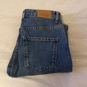 Jeans - Ett par fina klar blå mom jeans från Gina Tricot!💘   Köpta för 499kr ca 1,5 år sedan, finns inte i sortimentet längre!🌟 Kommer inte till användning längre då det tyvärr inte passar mig!👖 Bara att höra av dig vid bilder eller frågor!🔥