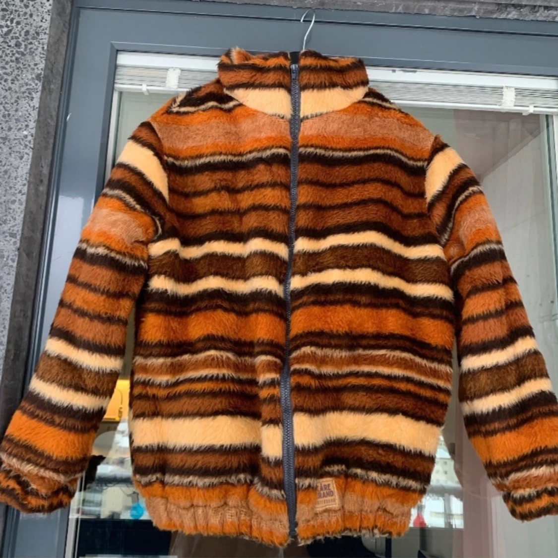 Jacka omsydd av överkast