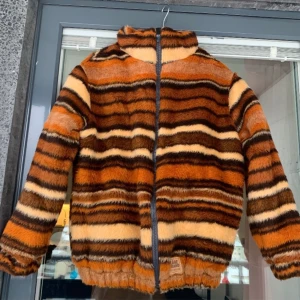 Jacka omsydd av överkast - En snygg, vintage jacka som är sydd av ett gammalt överkast! tyvärr är den för liten för mig, köpt på tradera och är oanvänd 👏🏼🧡 design: Kårebrand. Den är i strl M, ganska bulkig i modellen. Köpt för 450kr, säljer billigare för vill bli av med!