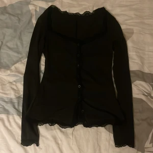 U-ringad långärmad button-up  - fin u-ringad button up tröja med spets på armar och vid krage ☆ ( på bilder syns lösa strings som jag nu klippt av !! )