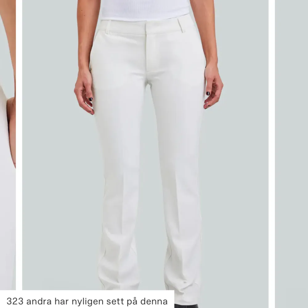 Säljer mina vita kostymbyxor använt Max 5 ggr är i bra skick köpta för 500kr.💙. Jeans & Byxor.