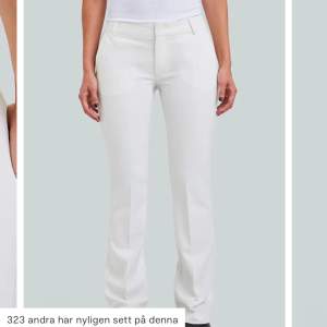 Säljer mina vita kostymbyxor använt Max 5 ggr är i bra skick köpta för 500kr.💙