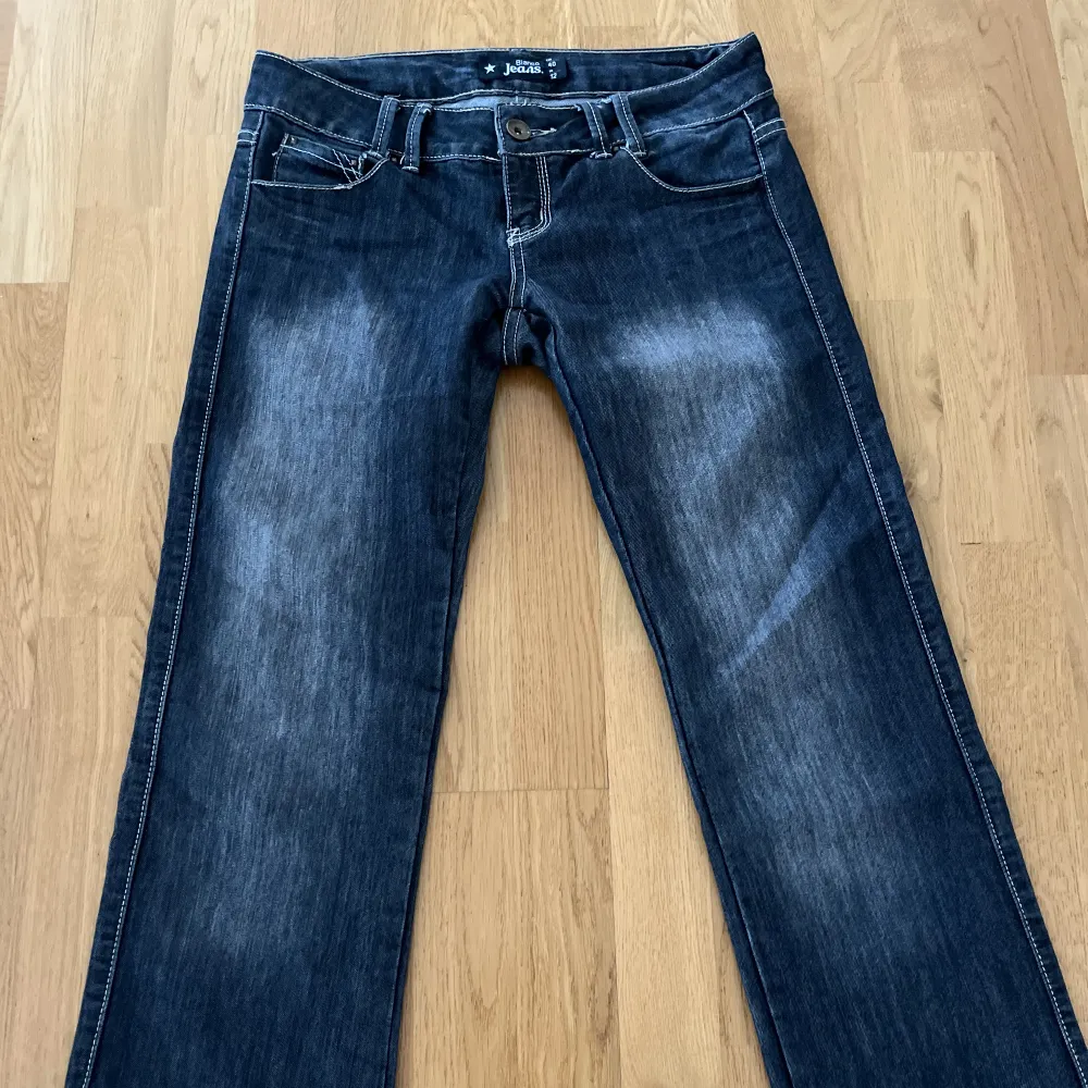 Snygga lågmidjade och Baggy jeans! Storlek 40 står på lappen men skulle säga att det är mer som en 38! De är lite blå grå i färgen 💕Midjemått 40cm rakt över!. Jeans & Byxor.