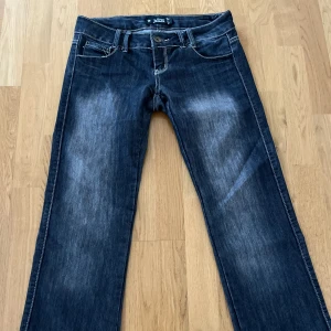 Lågmidjade jeans - Snygga lågmidjade och Baggy jeans! Storlek 40 står på lappen men skulle säga att det är mer som en 38! De är lite blå grå i färgen 💕Midjemått 40cm rakt över!