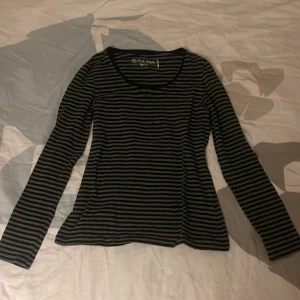 super söt långärmad tröja - jätte gullig thriftad långärmad tröja från Kappahl som tyvärr inte kommer till använding nå mer 🎀 