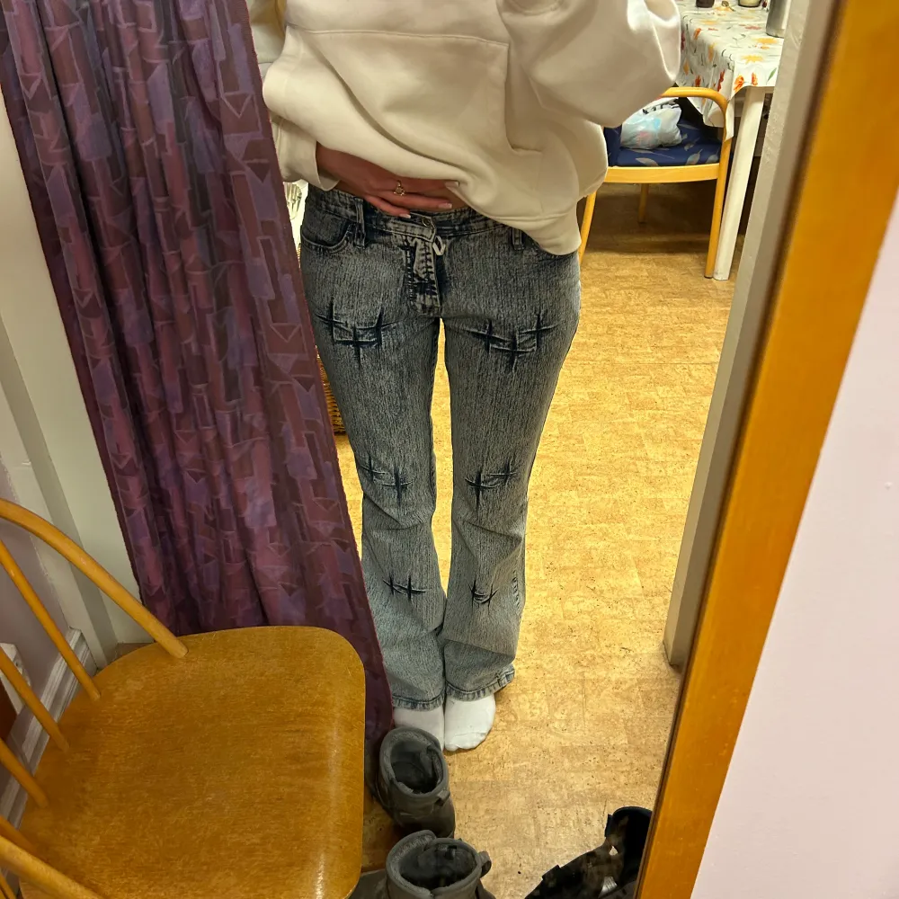 Fina jeans med stjärnor på, dom sitter fint och är hela. Jeans & Byxor.