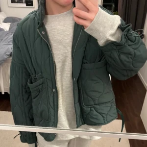 Qualiterad Zarajacka - Jag säljer min fina qualiterade jacka i storlek s, jackan saknar löpare på dragkedjan men i övrigt är den i mycket bra skick som man ser på bilderna finns de ju knappar man kan stänga jackan med eller om man vet hur man lagar den 💘