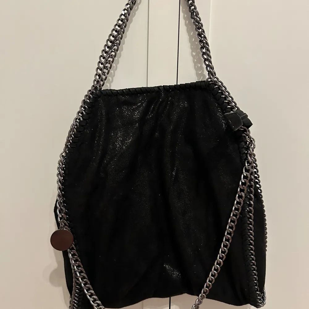 Stella mccartney liknanden väska, köpt på Chelsea🩷knappt använd så perfekt skick. Köpare står för frakten, priset kan diskuteras🩵. Väskor.