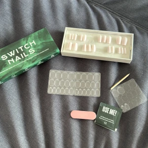 Switch nails  - Dessa är 10 använda men finns 20 st kvar som är oanvända, man får 1 nytt sett med klisterlappar och några extra, en nagelfil, 1 wipe och en pinne. Färgen är marshmallow