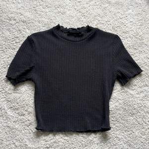 Ribbad tight t-shirt, bra basic plagg! Säljer för att jag har en ungefär likadan.
