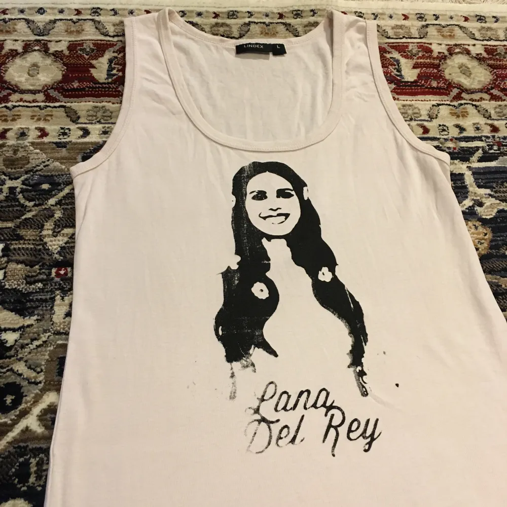 Ljusrosa minidress/ långt linne med handtryckt Lana Del Rey tryck på! 100% bomull, passar ca S som klänning och ca L som linne. Klänningar.