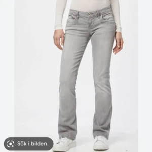 Gråa Ltb jeans - Säljer mina Ltb jeans då de inte används längre, har sytt in de i låren då jag tycker att de va lite för stora på mig med 36 normalt men nu sitter de bra, och de har en defekt på benet men den är igensatt.❤️