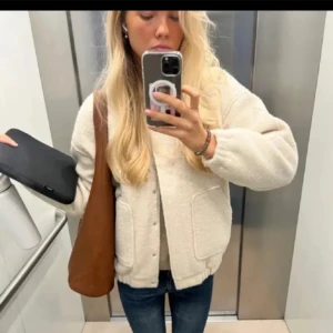 Bomberjacka  - Säljer denna supersnygga bomberjacka som jag köpt på plick. Bilderna är från hon jag köpte den av, skriv för egna bilder 💓