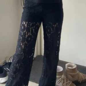 Svarta spetsbyxor  - Svarta spetsbyxor, aldrig använda endast testade. Från reserved, storlek S. Det gröna tyget går att färga, sy över eller sprätta bort om man vill❤️