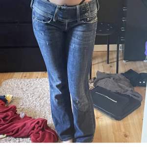 Jeans ifrån diesel i bra skick🩷 storlek 28 och hör av dig om du har mer frågar så svarar jag snabbt!