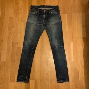 Nudie Jeans - Gamla Nudie Jeans, W32L34. Bra skick utöver hålet vid skrevet, går enkelt att laga. Skriv gärna vid frågor gällande mått, fler bilder osv. 