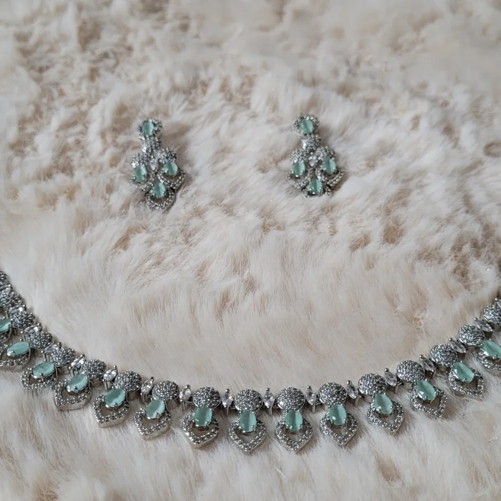 This is necklace set with earings.Adress is Wieselgrensgatan.. Accessoarer.