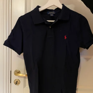 Polo Ralph Lauren T-shirt  - Säljer min Polo Ralph Lauren T-shirt som är i okej skick. Säljs pga liten storlek och för ett billigt pris.