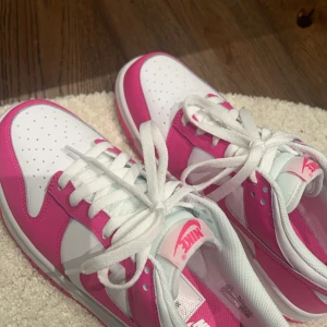 Rosa dunks  - Säljer dessa såå fina rosa nike dunk skor.Har använt ungefär 2 gånger men känns som nya! De är i storlek 39 🌸