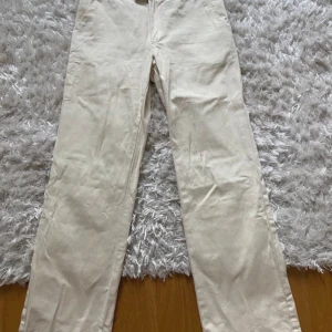 Beiga byxor❤️‍🔥 - Jätte snygga beiga byxor som aldrig används längre, storleken är one sise men sitter som 34❤️‍🔥lågmidjade å har vissa defekter med färgen men de inget man lägger märke till eller ser🤗