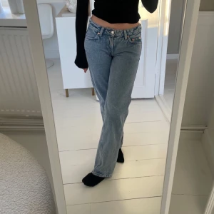Lågmidjade jeans - Lågmidjade raka Jeans i nyskick från Weekday.  De kallas för Arrow Low Straight Jeans och är i storlek W24/L30 💗   Midjemått rakt över 34-35 Innerbenslängd 75