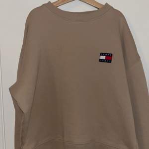 Beige Tommy hilfiger tjocktröja😍 helt oanvänd, kortare i längden men bredare i bredden☺️ Färgen är lite ljusare i verkligheten än på bilden!   Storlek S