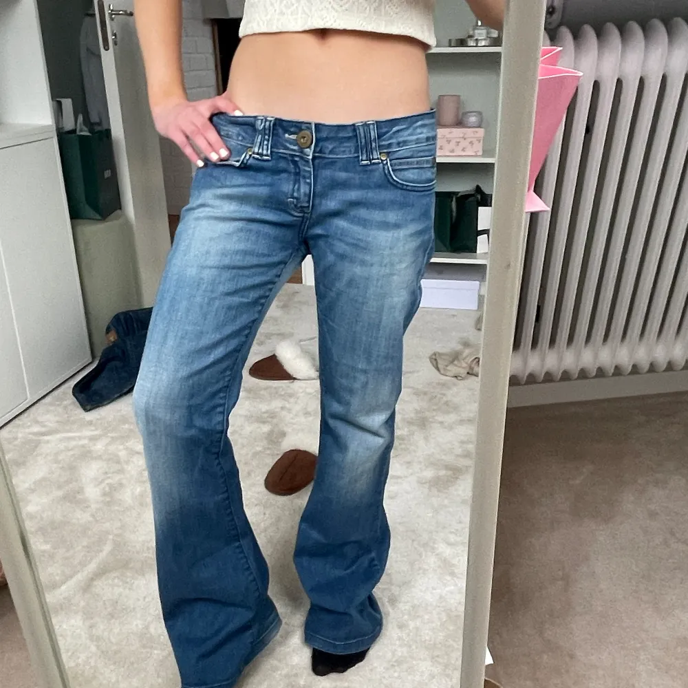 Säljer ett par superfina bootcut, lowwaist jeans från only men jätte coola fickor! Midjemåttet är 40 cm och innerbenslängden 77 cm. Skriv för mer info💕. Jeans & Byxor.