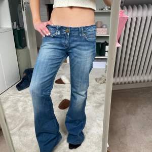Säljer ett par superfina bootcut, lowwaist jeans från only men jätte coola fickor! Midjemåttet är 40 cm och innerbenslängden 77 cm. Skriv för mer info💕
