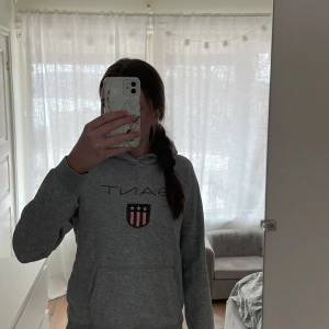 Gant hoodie - Säljer denna fina märkeshoodien pga att den har blivit för liten, den är i fint skick och pris kan diskuteras🤍