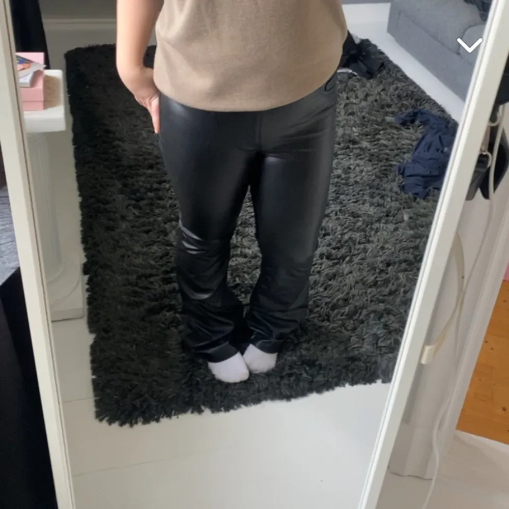 Säljer mina skit snygga trendiga bootcut skinnbyxor pågrund av att dom satt lite tajt på mig🌸🌸 helt nya har bara testat en gång. Jeans & Byxor.