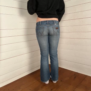 Wrangler jeans - Midjemått(rätt över): 37 Innerbenslängd: 74 Modellen är: 168  Skriv om ni har några frågor💗//Perfectjeans