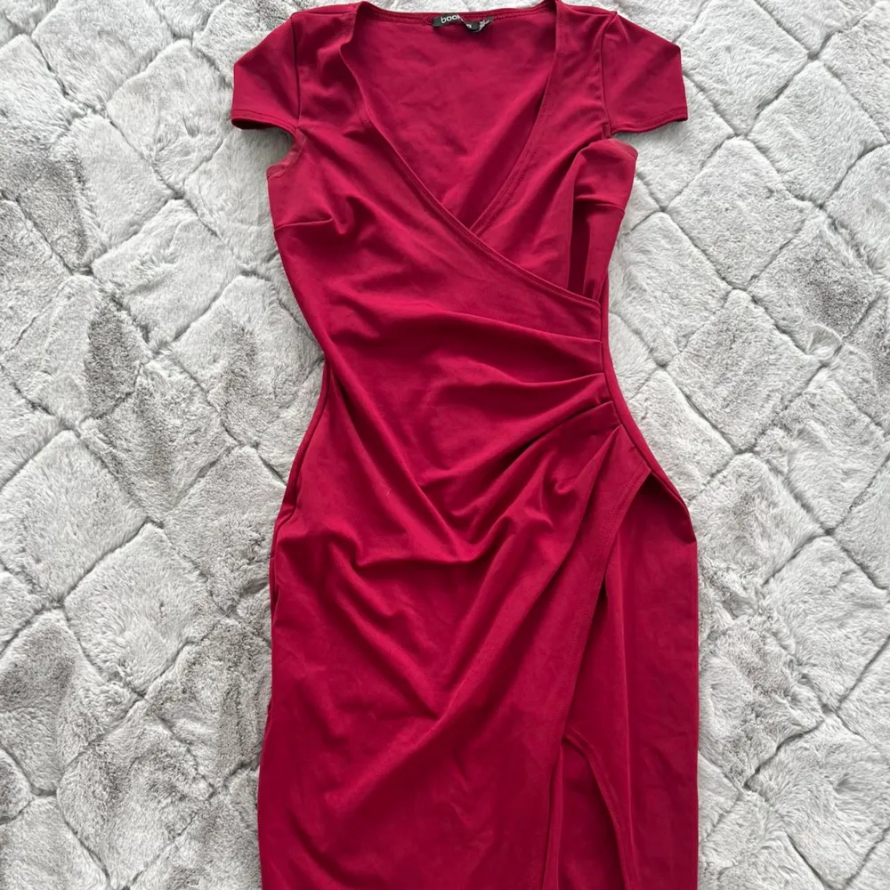 Säljer nu denna vinröda klänningen, sitter såå fint på kroppen, använd en gång!. Klänningar.