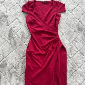 Säljer nu denna vinröda klänningen, sitter såå fint på kroppen, använd en gång!