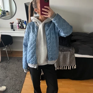 Cool jacka  - Cool jenas liknande jacka! Bomber jacka modell typ❤️ står xl/l på lappen men skulle säga att den är mer en S, jag brukar ha xs/s❤️