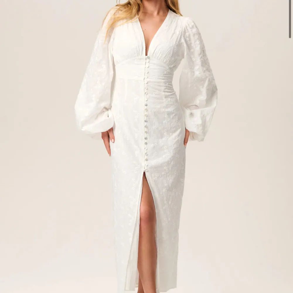 Säljer min absoluta favoritklänning från Adoore i modellen Positano Dress - White 🌸 Har endast använts en gång på min student, som den passar perfekt till 🩷 Den saknar fyra knappar nertil men som går att sy fast. Nypris 1695kr. Exkl frakt 💕. Klänningar.