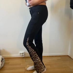 Remake svarta lågmidjade jeans med leopard - Remake leopard jeans Innerbenslängd: 70cm Midja: 75cm