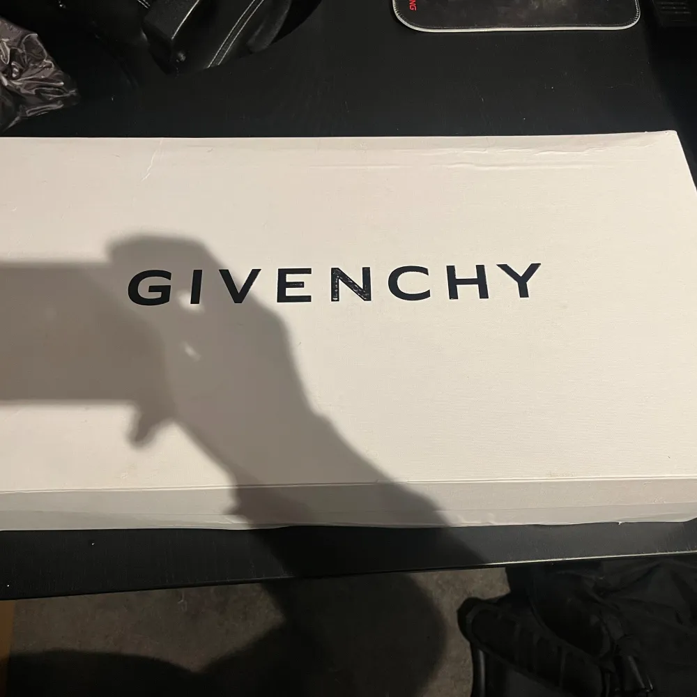 Hej! Säljer ett par Givenchy Sharklock Boots skor i storlek 42 dam. Eftersom storleken är stor och jag vill bli av med skorna så går det diskutera priset. Köpte dem från Givenchy. Hör av vid intresse. . Skor.
