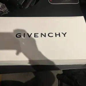 Hej! Säljer ett par Givenchy Sharklock Boots skor i storlek 42 dam. Eftersom storleken är stor och jag vill bli av med skorna så går det diskutera priset. Köpte dem från Givenchy. Hör av vid intresse. 