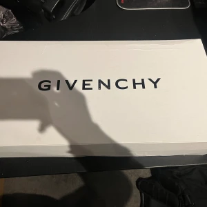 Givenchy Shark Lock Boots. - Hej! Säljer ett par Givenchy Sharklock Boots skor i storlek 42 dam. Eftersom storleken är stor och jag vill bli av med skorna så går det diskutera priset. Köpte dem från Givenchy. Hör av vid intresse. 