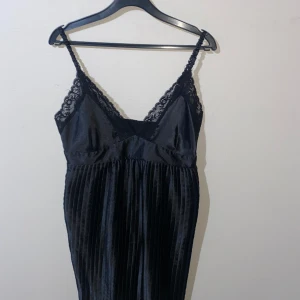 Nattlinne/klänning - Aldrig använd, storlek M, spets Köparen står för frakten!